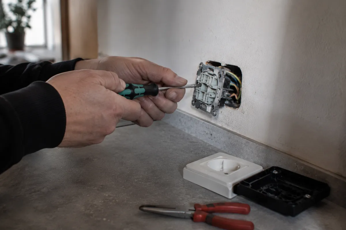 Elektriker bei einer Reparatur an einer Unterverteilung