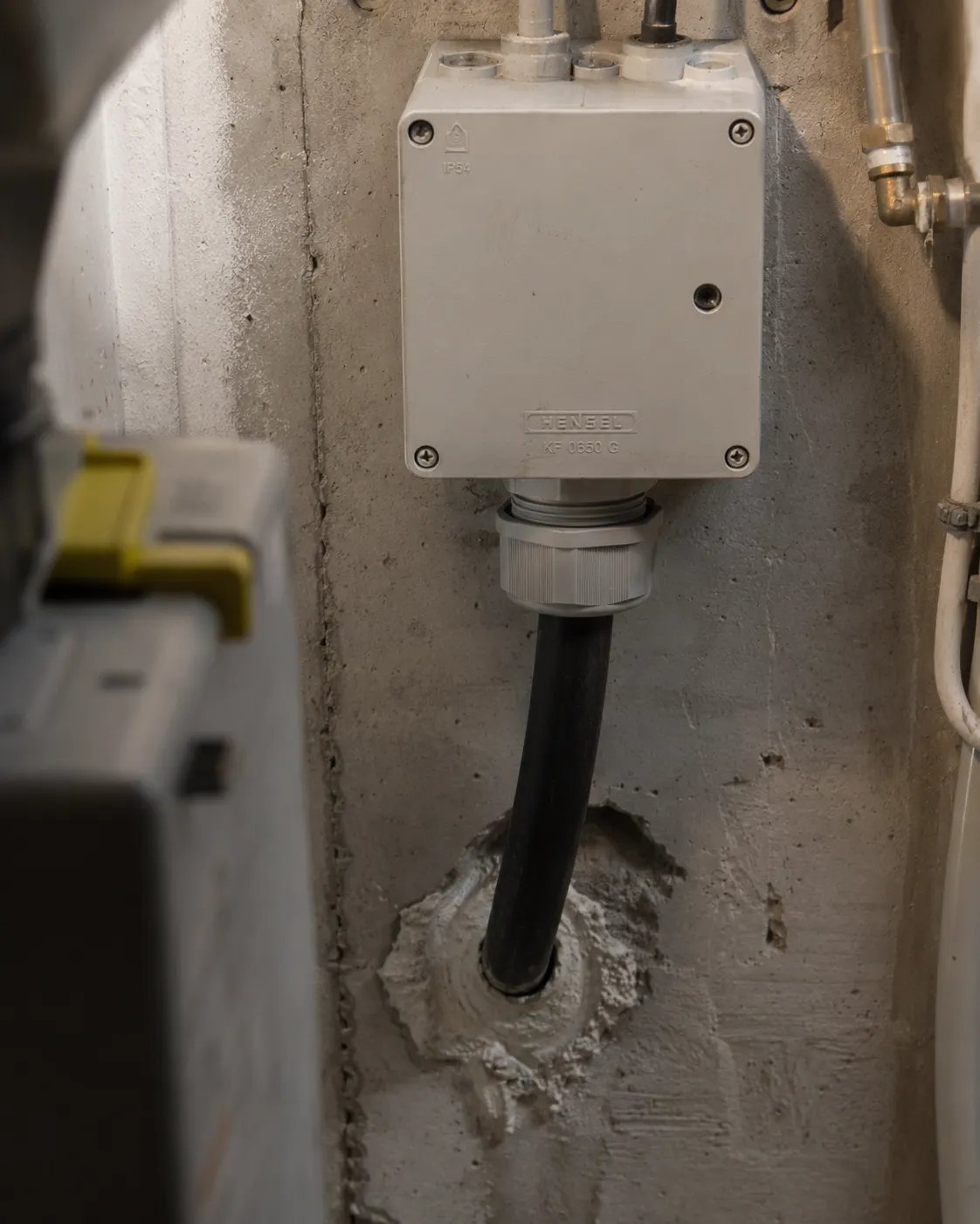 Hausanschlusskasten mit Leitungen