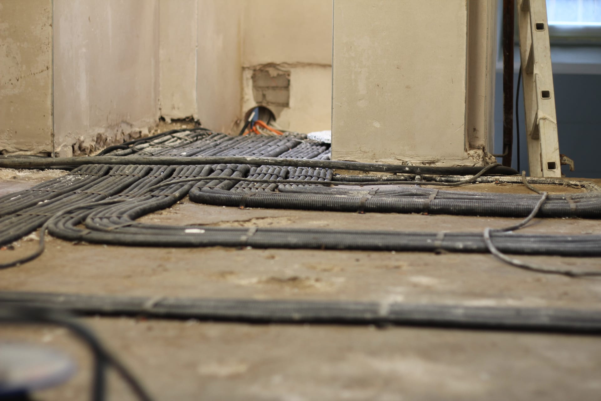 Elektroinstallation im Rohbau mit sauber verlegten Leerrohren
