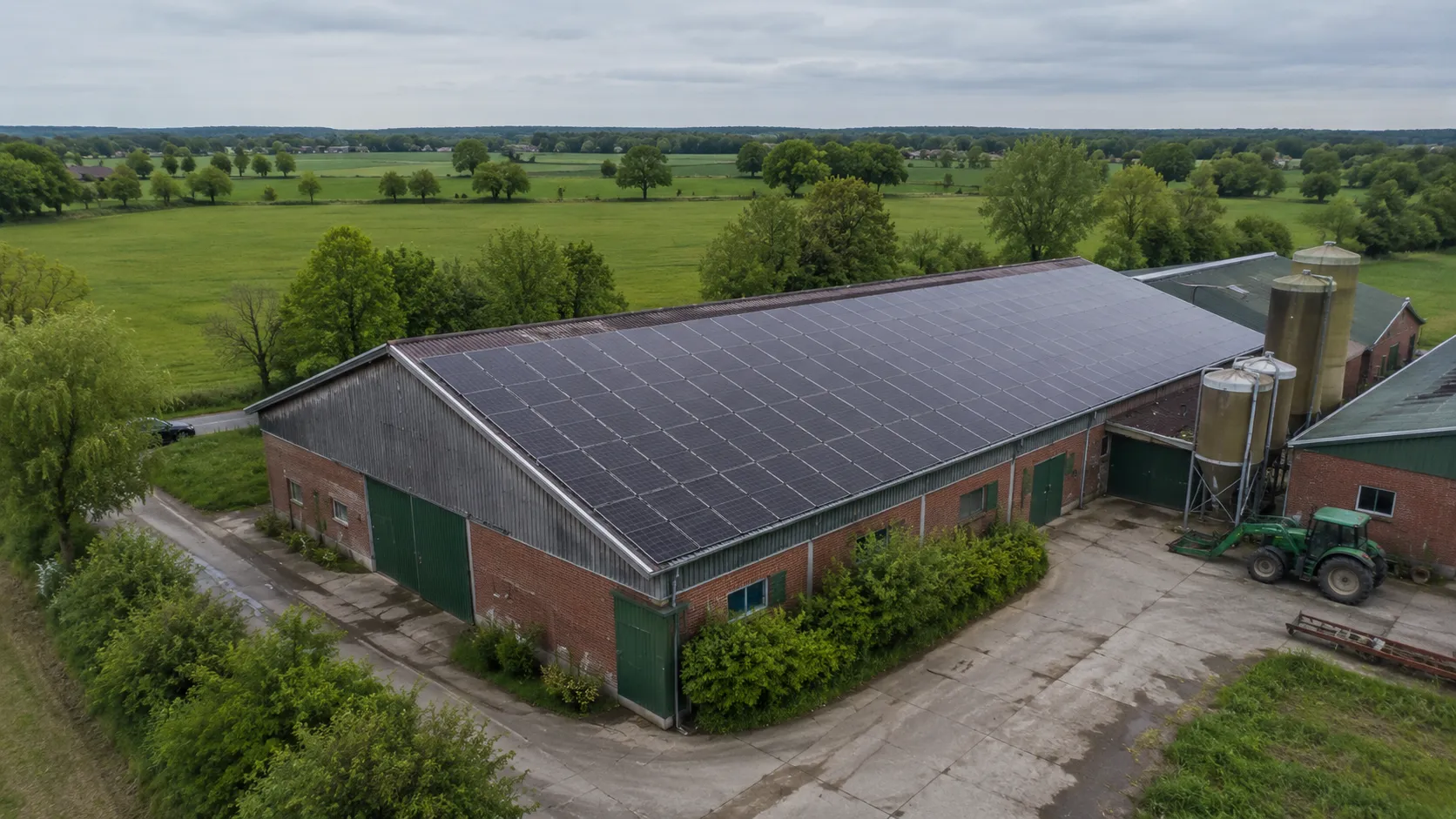 Landwirtschaftsbetrieb mit Photovoltaikanlage auf dem Dach