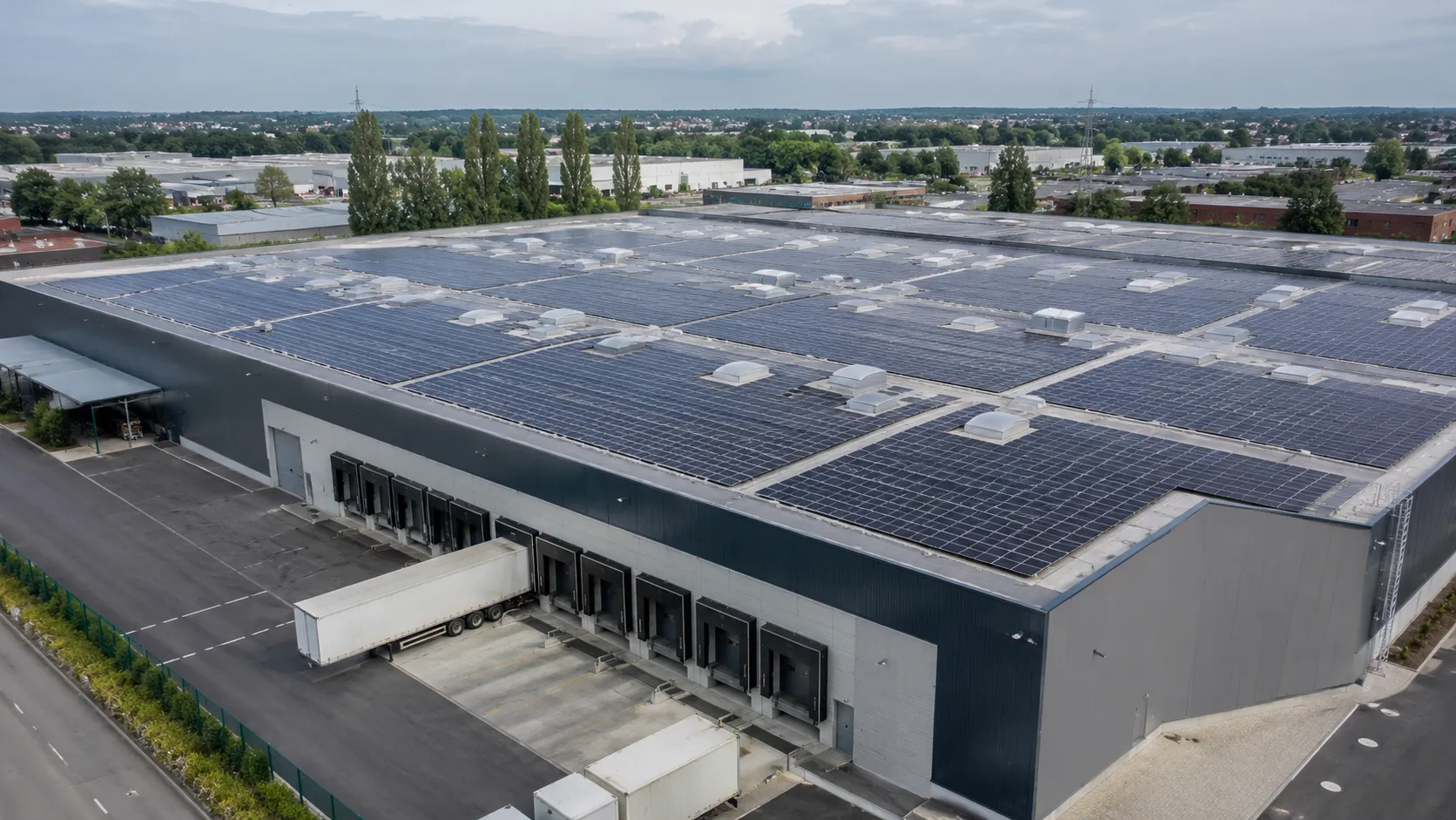 Großes Gewerbedach mit ausgedehnter Photovoltaik-Anlage