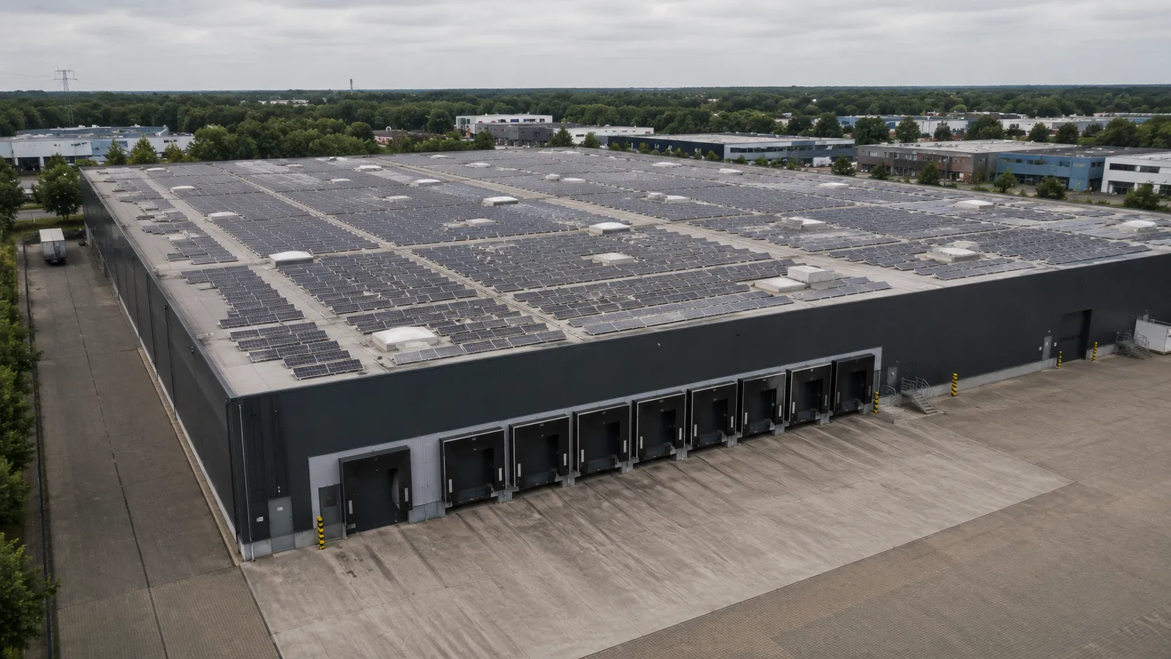 Großes Gewerbegebäude mit ausgedehnter Photovoltaik-Anlage auf dem Dach
