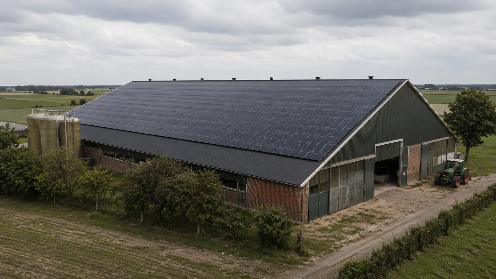 Landwirtschaftliches Gebäude mit großer Photovoltaik-Anlage auf dem Dach