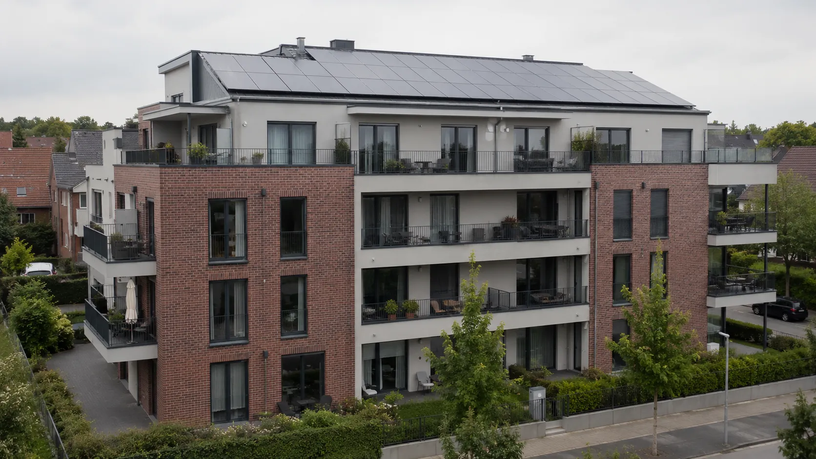 Modernes Mehrfamilienhaus mit Ziegelfassade und Photovoltaik-Anlage auf dem Dach