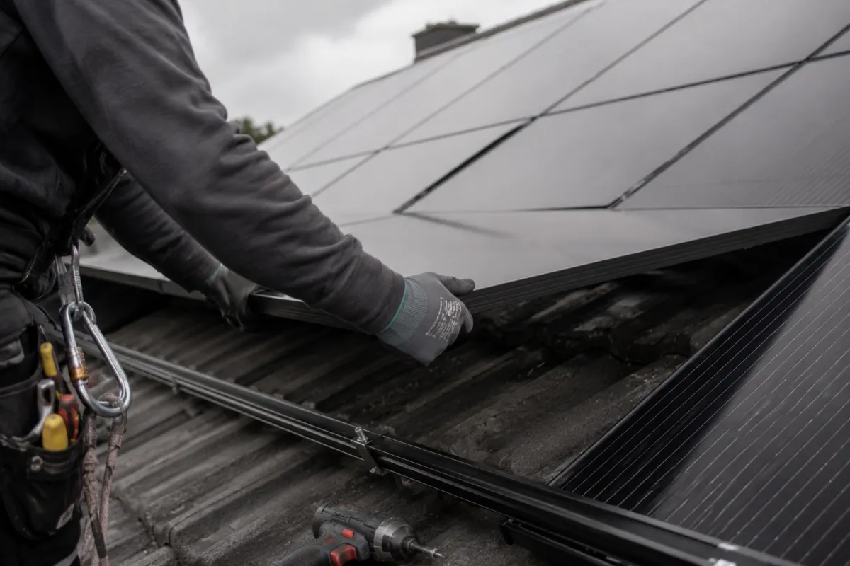 Elektroinstallation im Rohbau für eine Photovoltaik-Anlage