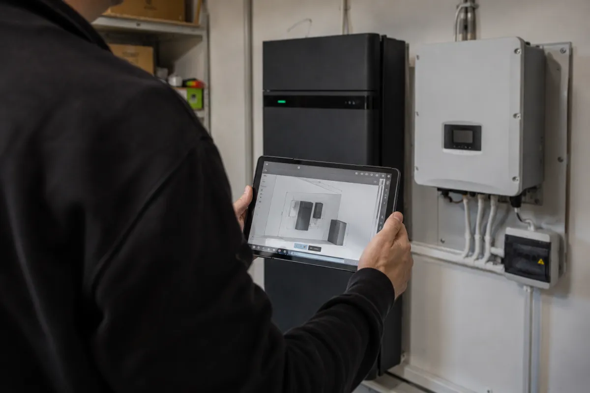 Schwarzer Stromspeicher mit grüner Status-LED an der Wand im Hauswirtschaftsraum in Emmerich am Rhein