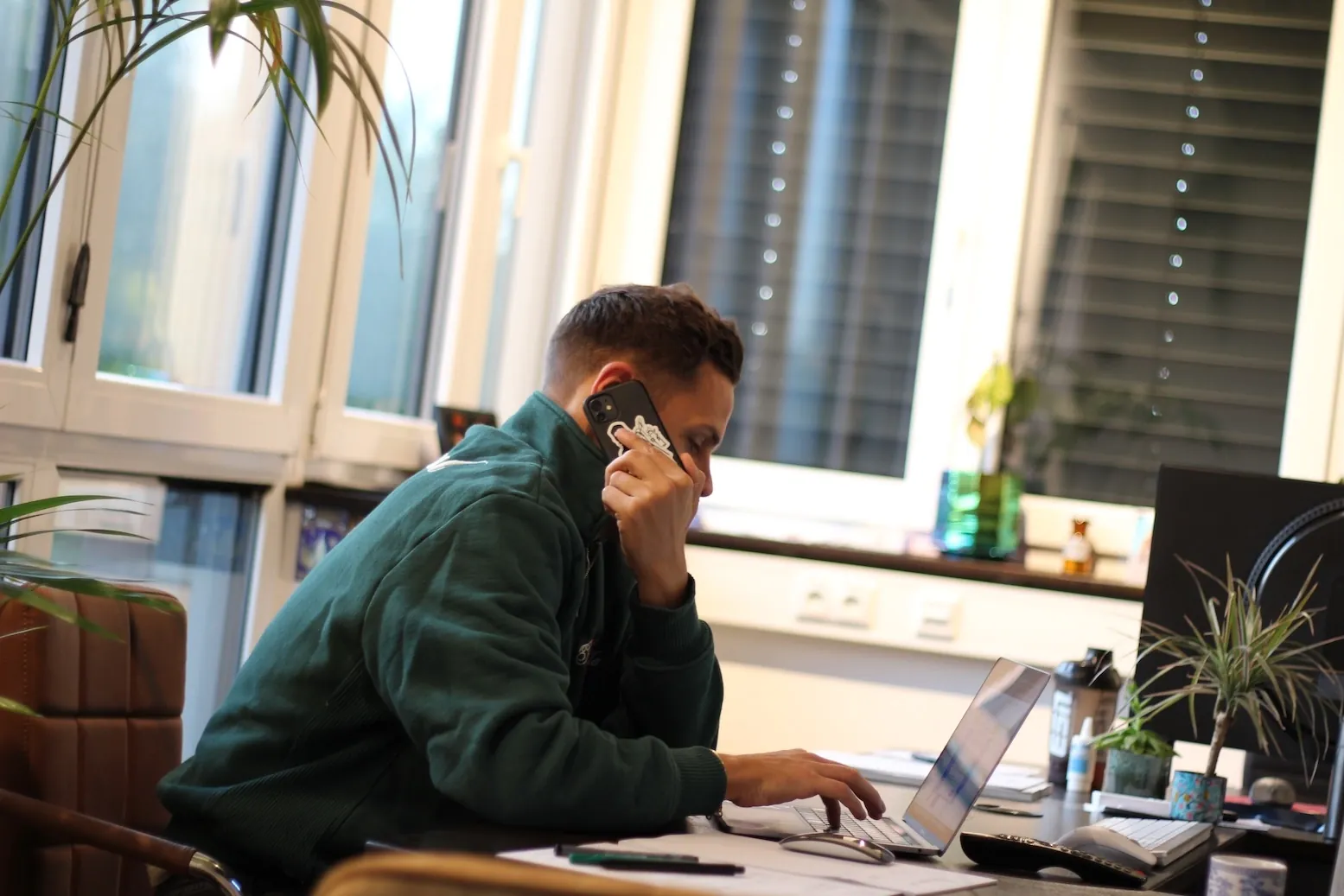Geschäftsführer im Büro — Zweering Elektrotechnik